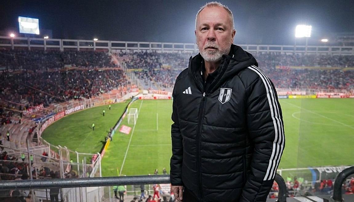 El brasileño Mano Menezes, entrenador de la selección peruana.