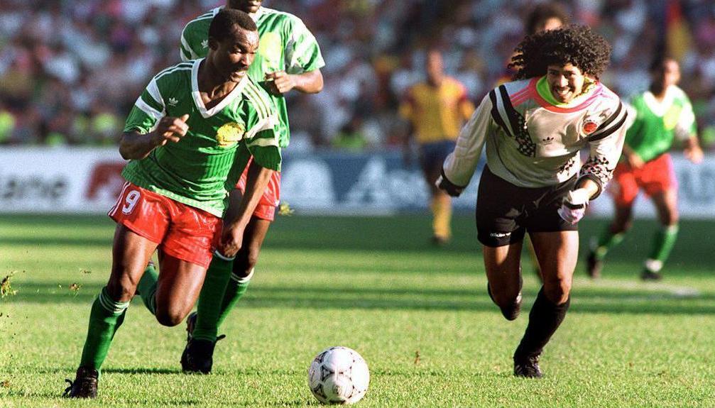 Una imagen que se volvió célebre: René Higuita persiguiendo a Roger Milla, en el partido de octavos de final de Italia 90.