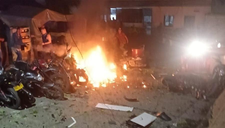 El atentado dejó a un policía herido y daños materiales, según informe de las autoridades en Antioquia. 