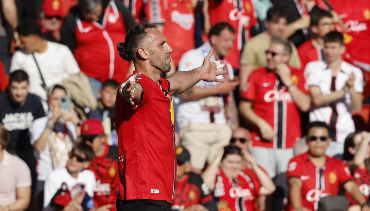 Vedat Muriqi celebra el gol que le dio la victoria al Mallorca sobre el Real Madrid.