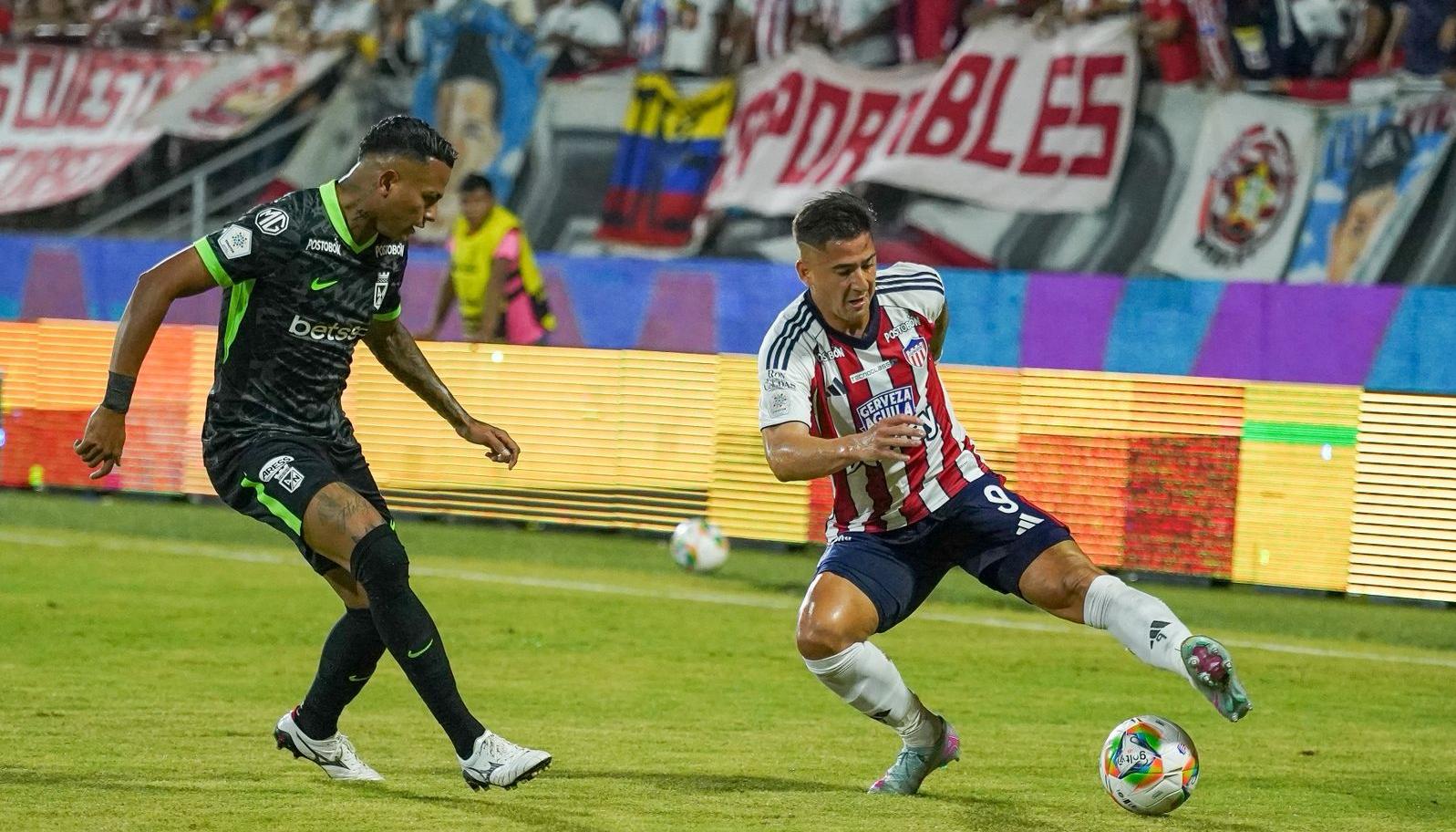 Guillermo Paiva, delantero del Junior, durante un partido contra Nacional.