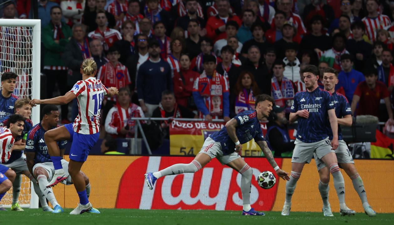 La mano dentro del área de Ben White sancionada como penalti para el Atlético de Madrid.