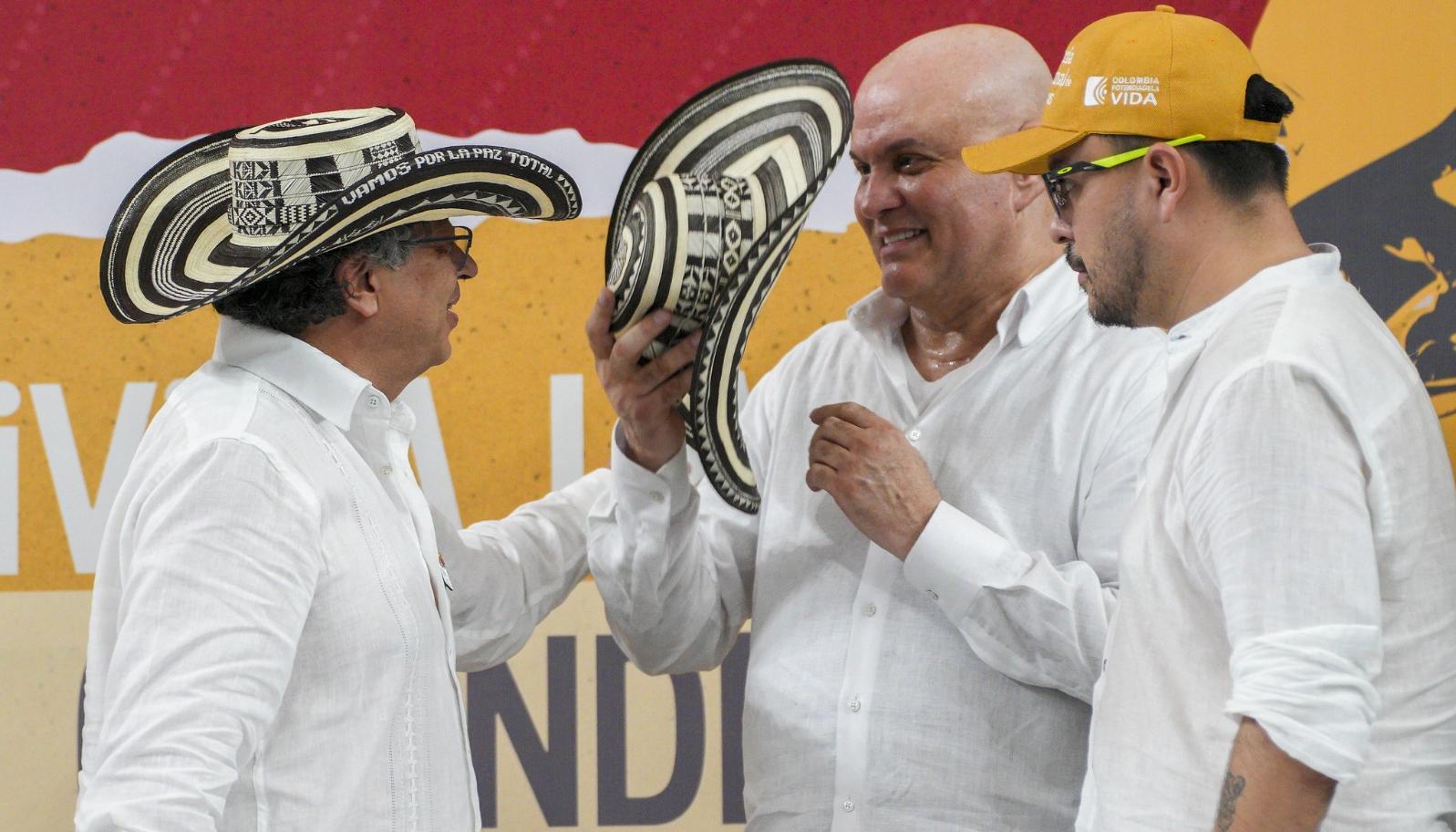 Presidente Gustavo Petro junto a Salvatore Mancuso y Juan Felipe Harman, director de la ANT.