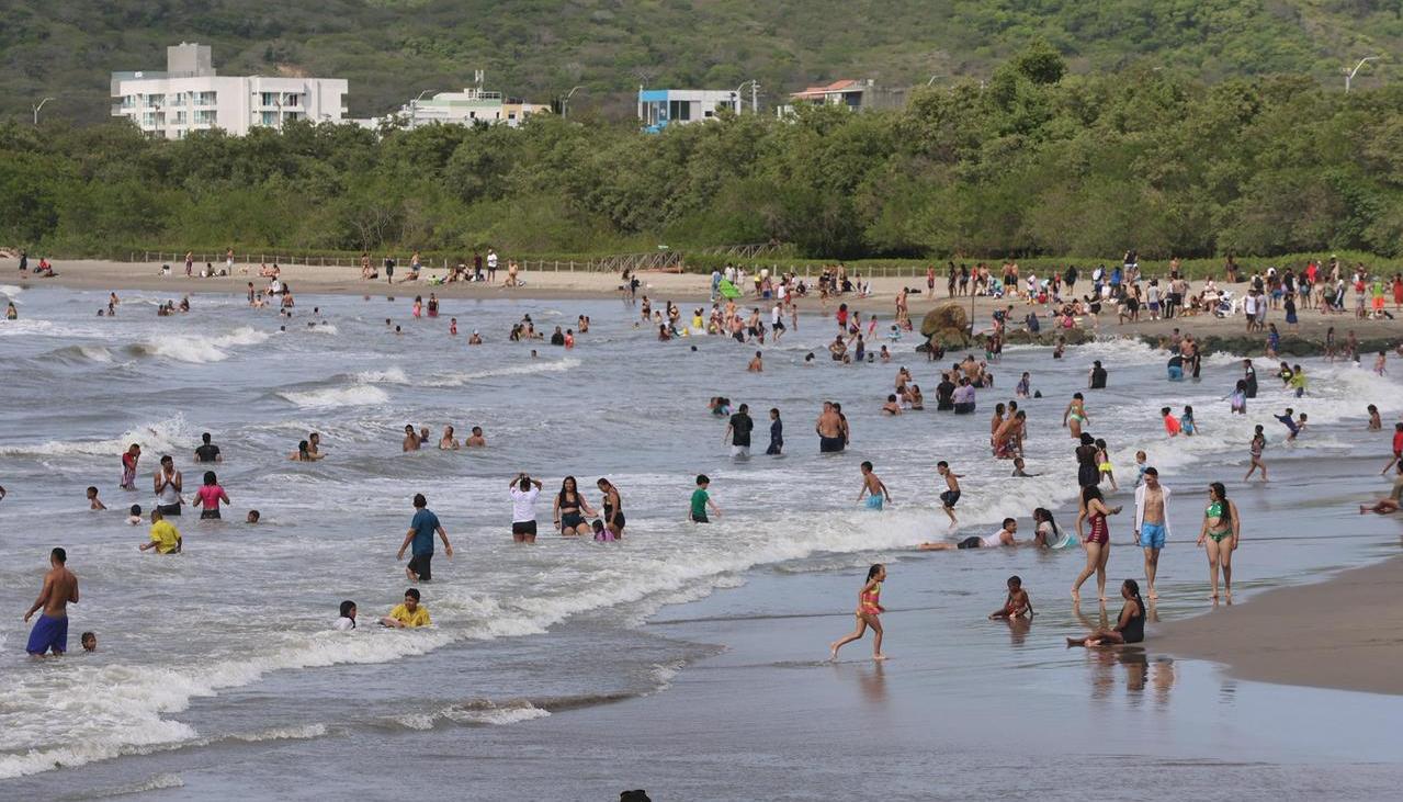 Bañistas en las playas de Puerto Colombia. 