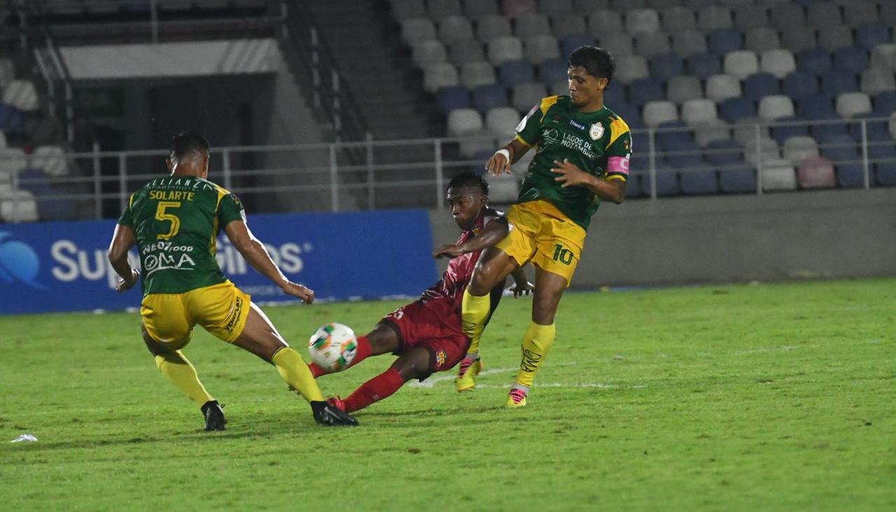 Phillippe Oviedo, jugador del Barranquilla FC, disputa el balón con Fredy Montero y Jheison Solarte.