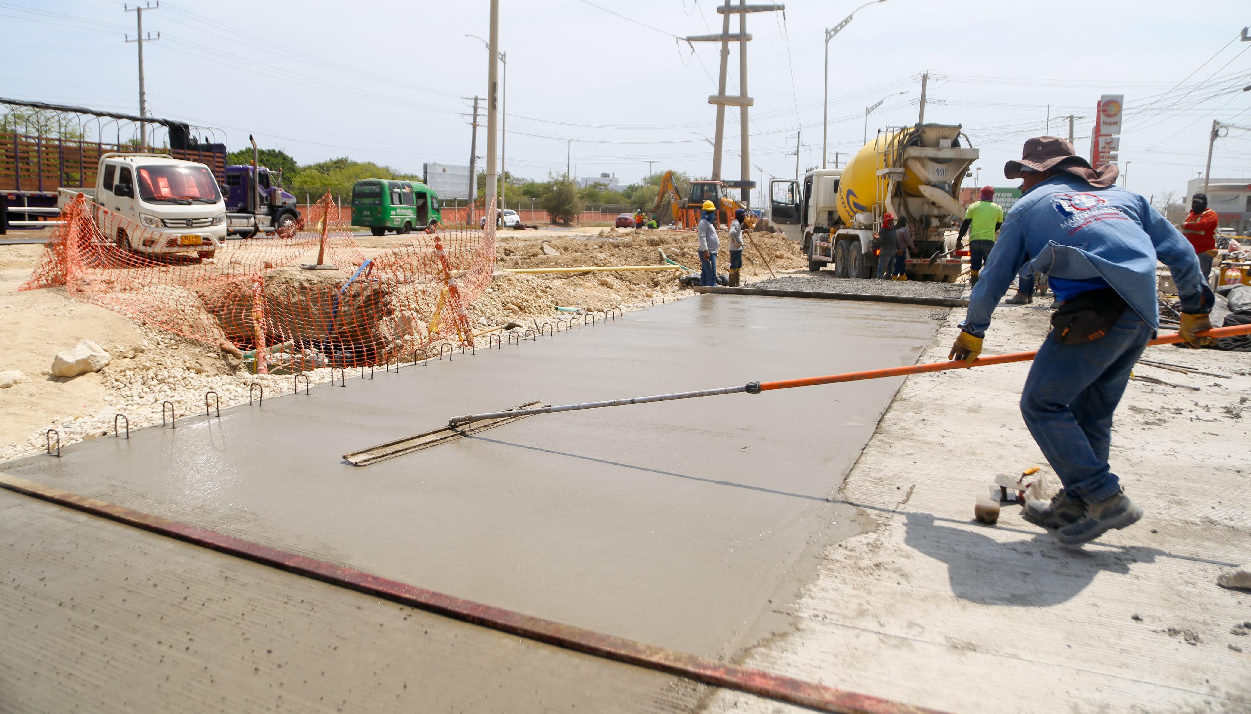Personal trabajando en la obra de pavimentación en Soledad.