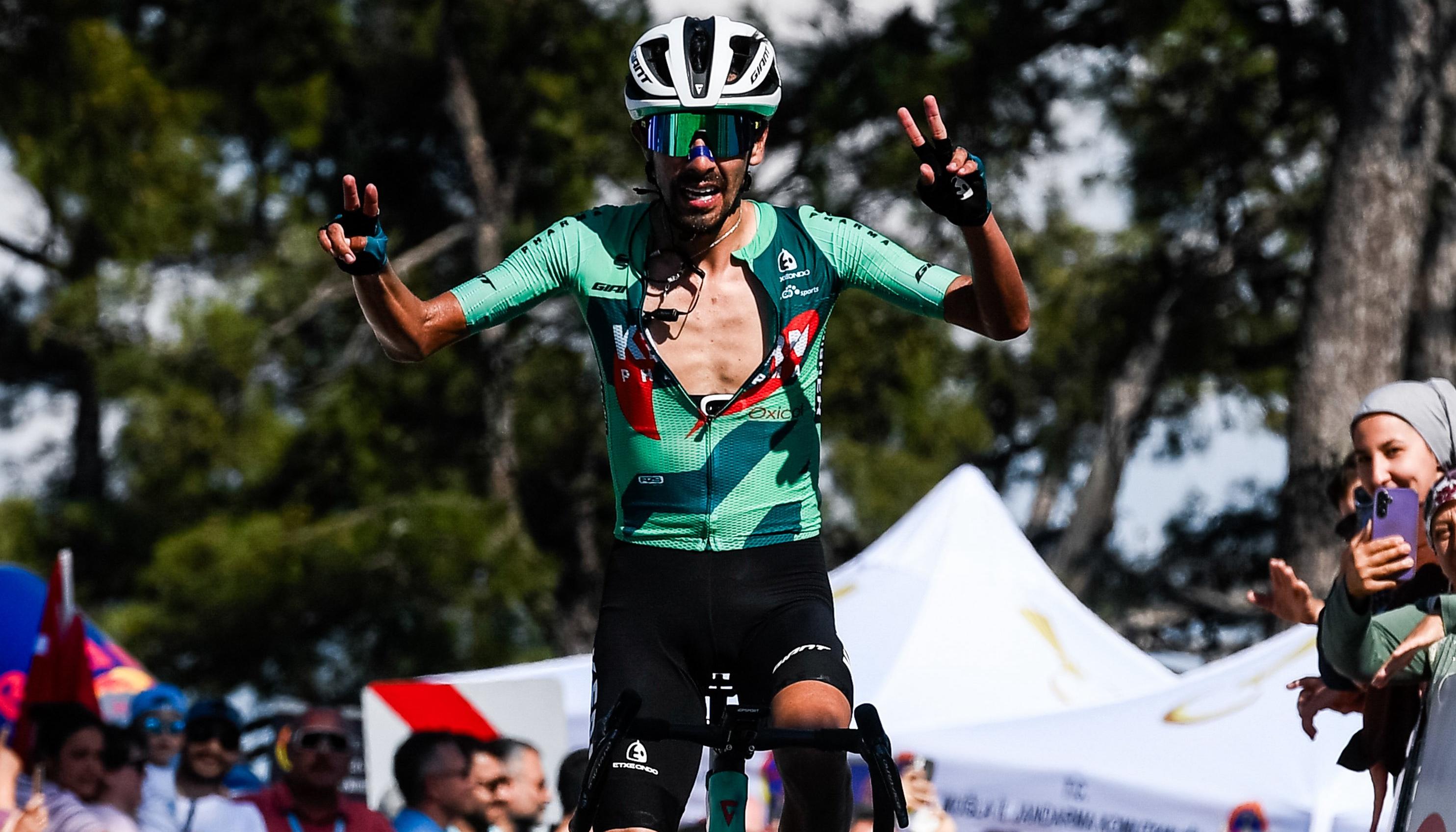 Iván Sosa cruza en solitario la meta en la etapa del martes.