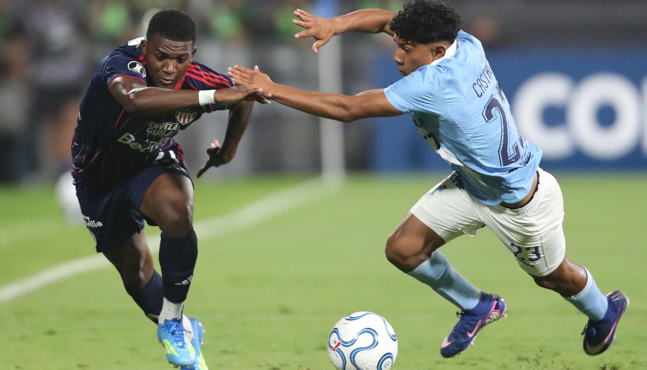 Joel Canchimbo intenta desbordar a Maxloren Castro.