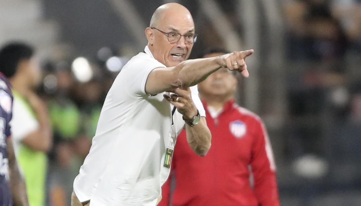 Alfredo Arias, técnico del Junior, durante el partido contra Sporting Cristal.