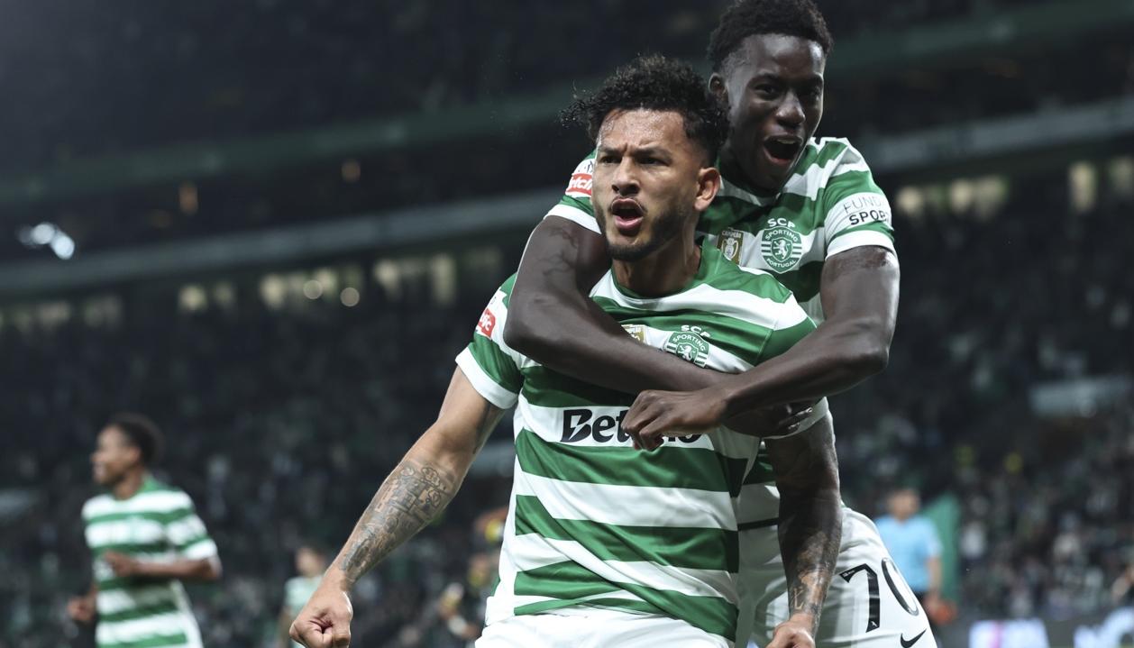 Luis Suárez celebra con su compañero de equipo Salvador Blopa. 