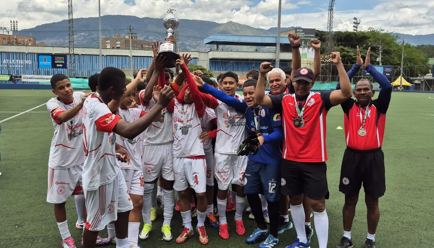 Integrantes de la Selección Atlántico sub-13 con el trofeo de subcampeón. 