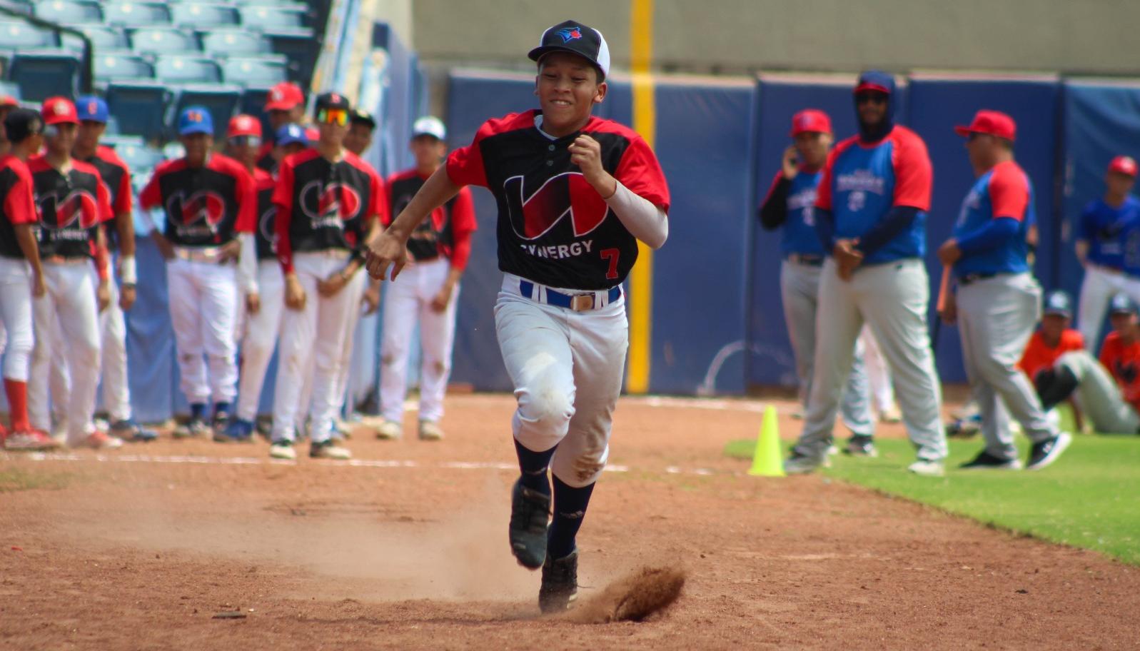 Los jóvenes peloteros fueron sometidos a pruebas de velocidad.