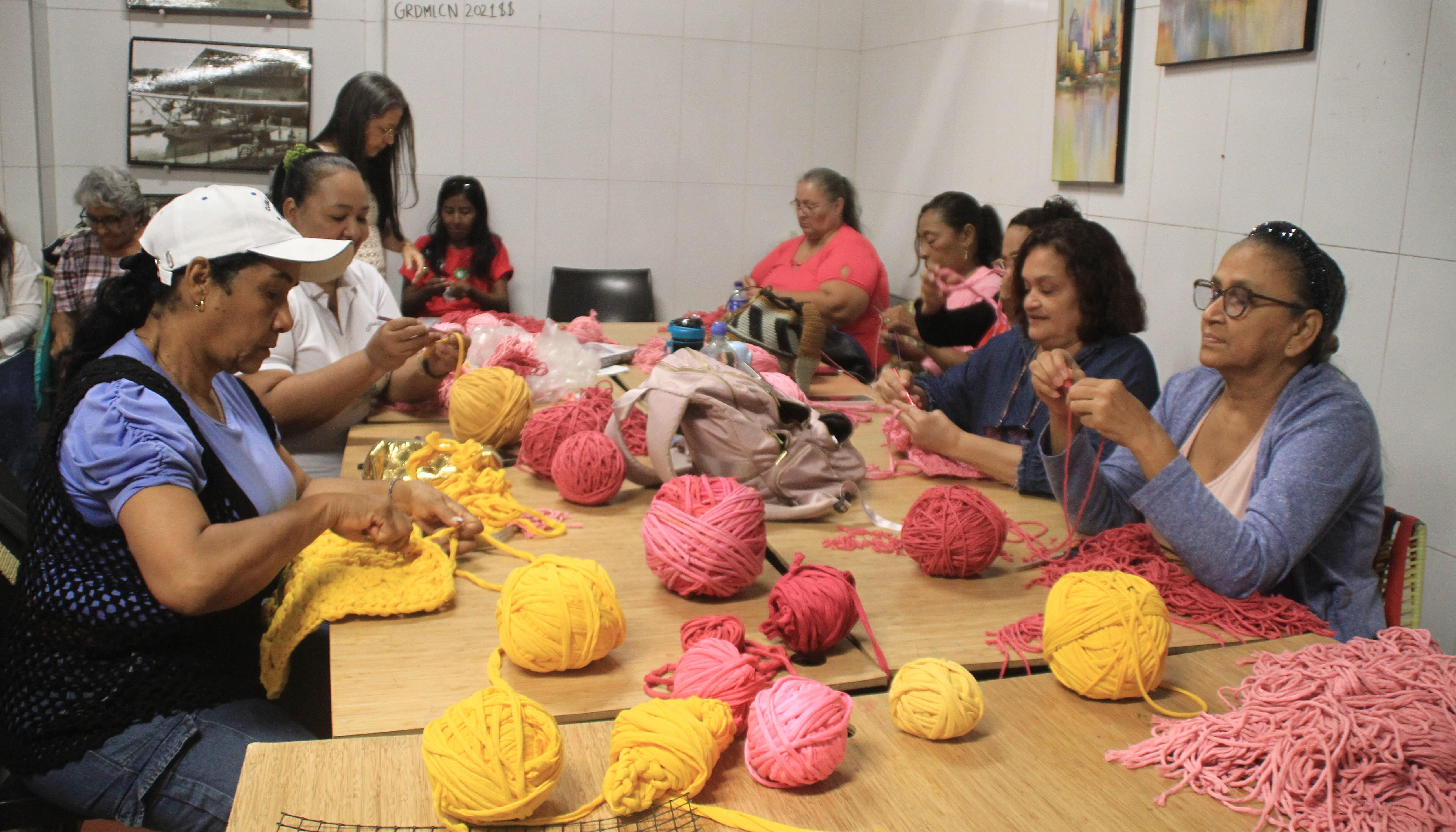 Desde su creación en 2023, los clubes de tejedoras han beneficiado a más de 1.280 mujeres, hombres y niños en Barranquilla.