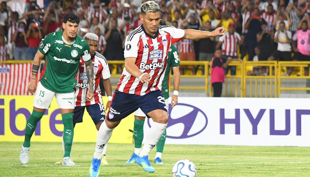 Teófilo Gutiérrez ejecutando la pena máxima que terminó en gol contra Palmeiras.
