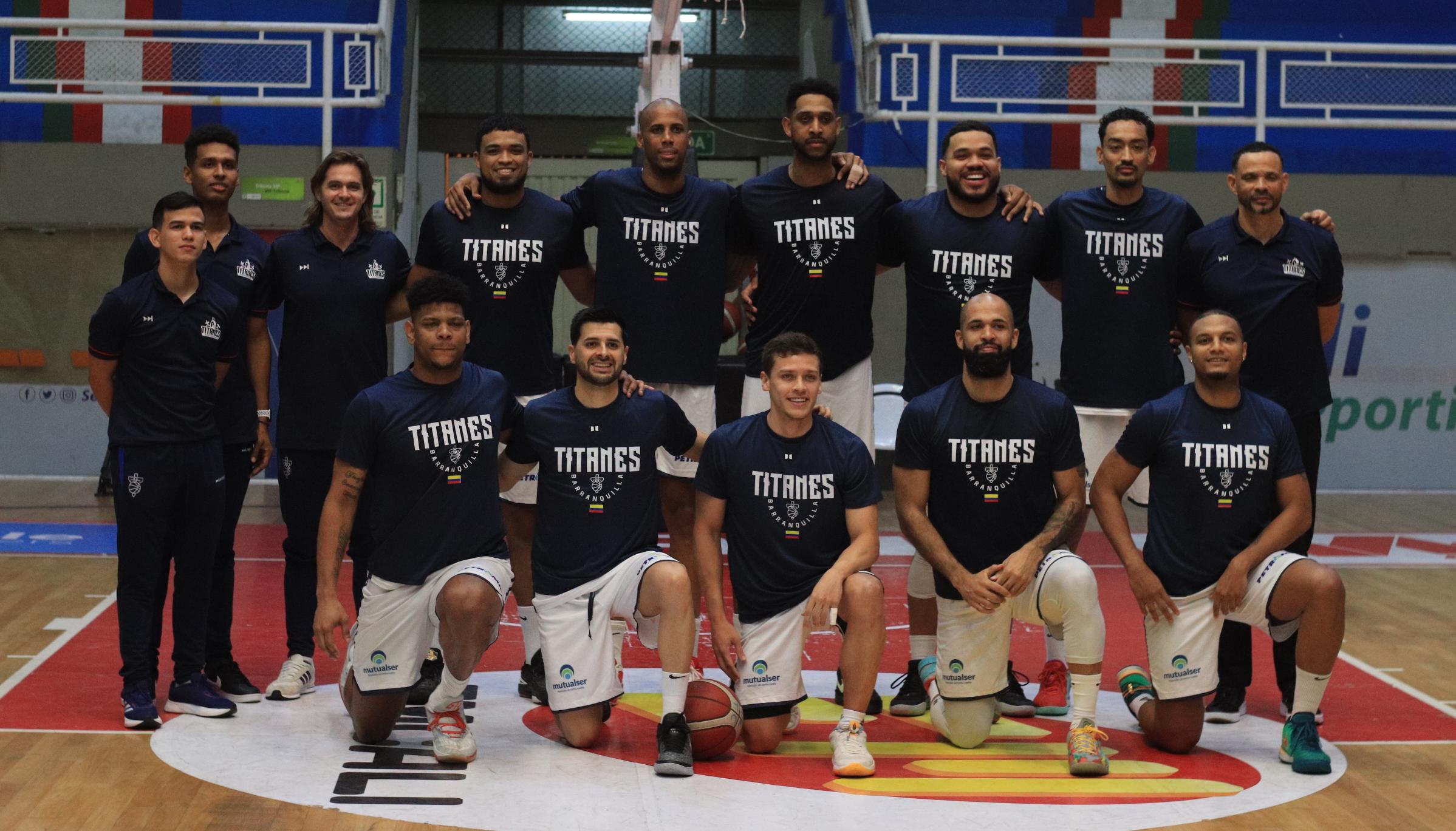 Titanes con el equipo que consiguió su noveno título, en el primer semestre de 2024. 