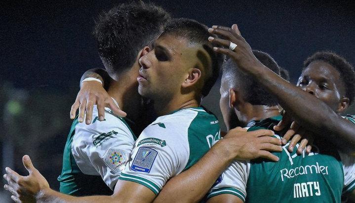 El exjuniorista Steven 'Titi' Rodríguez celebra uno de sus goles con sus compañeros.