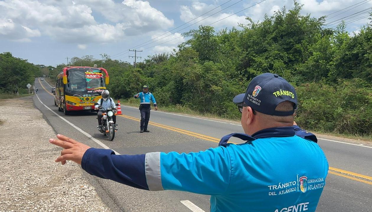 Agentes de tránsito haciendo control en las vías en el Atlántico. 