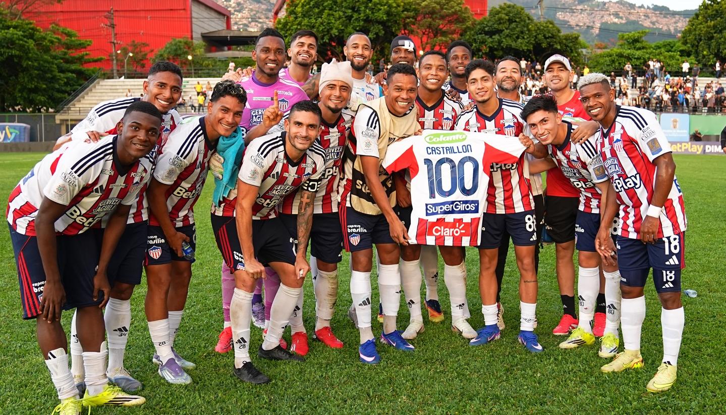 Carlos Bacca y sus compañeros tras el triunfo de Junior sobre Águilas Doradas. 