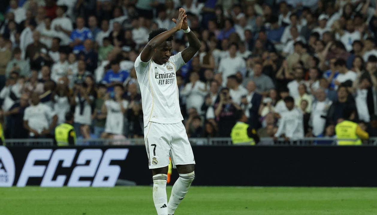 El brasileño Vinicius pide perdón a la afición del Real Madrid tras marcar el segundo gol.