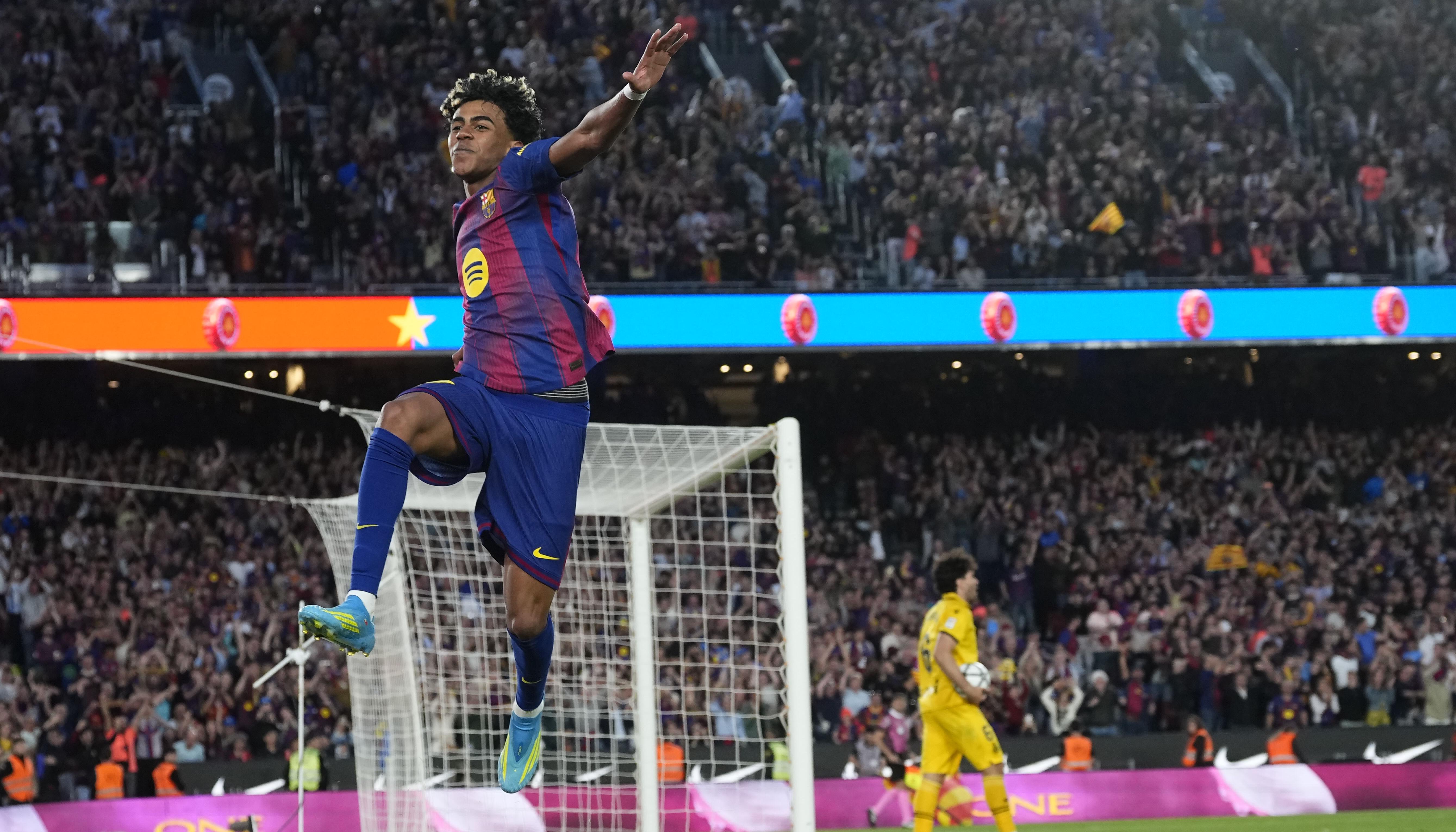 Lamine Yamal celebra tras marcar el tercer gol del Barcelona. 