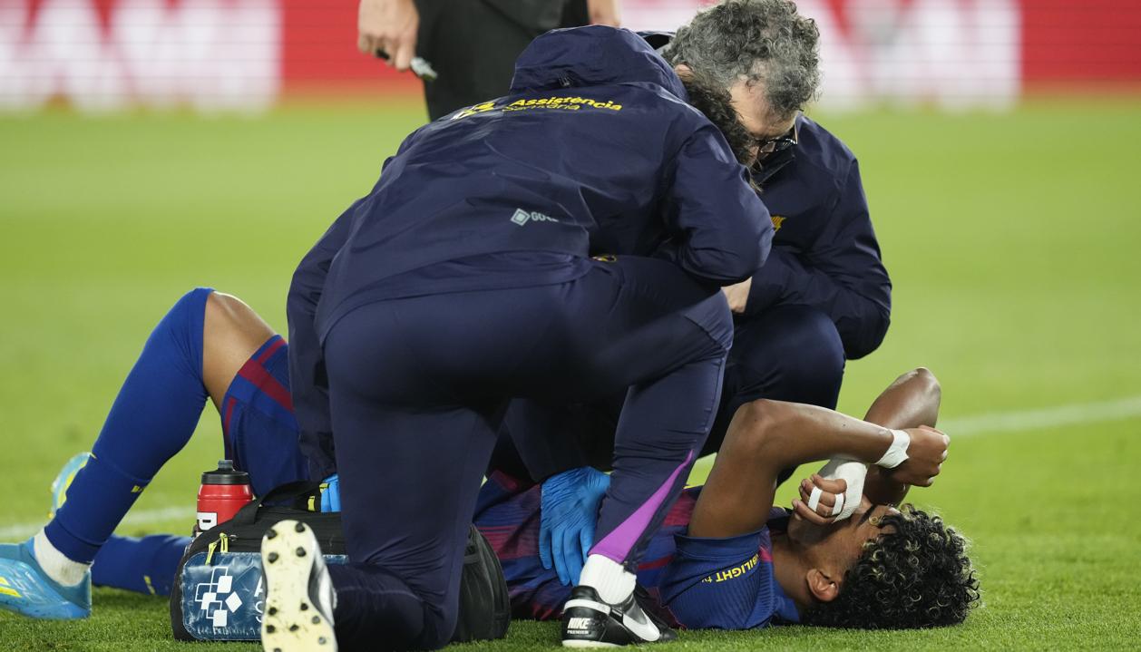 Lamine Yamal tendido el gramado tras lesionarse contra el Celta.
