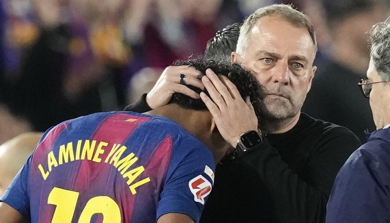 Lamine Yamal, autor del gol del Barcelona, es consolado por el técnico Hansi Flick tras salir de la cancha por lesión.