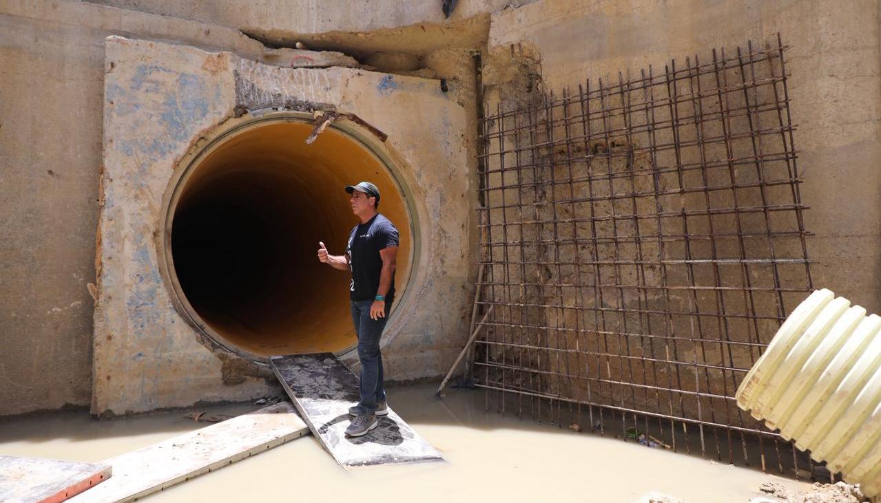 El alcalde Alejandro Char inspeccionando la obra. 