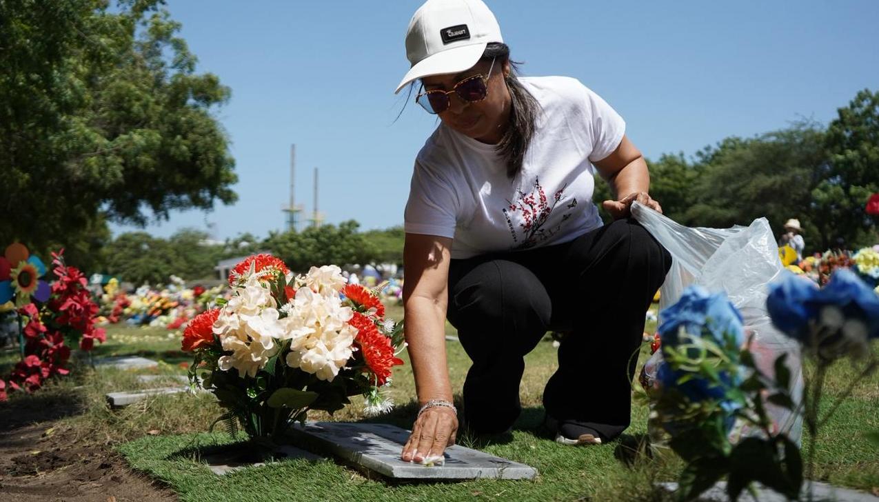 La visita de familiares a sus mamás en los cementerios. 