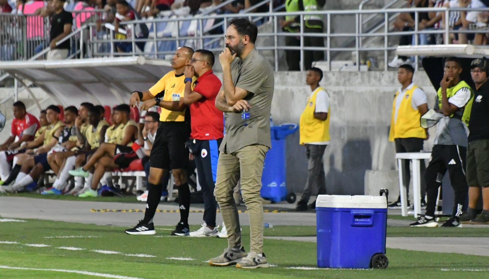 El español Jonatan Risueño, técnico del Pasto, durante el partido contra Junior. 