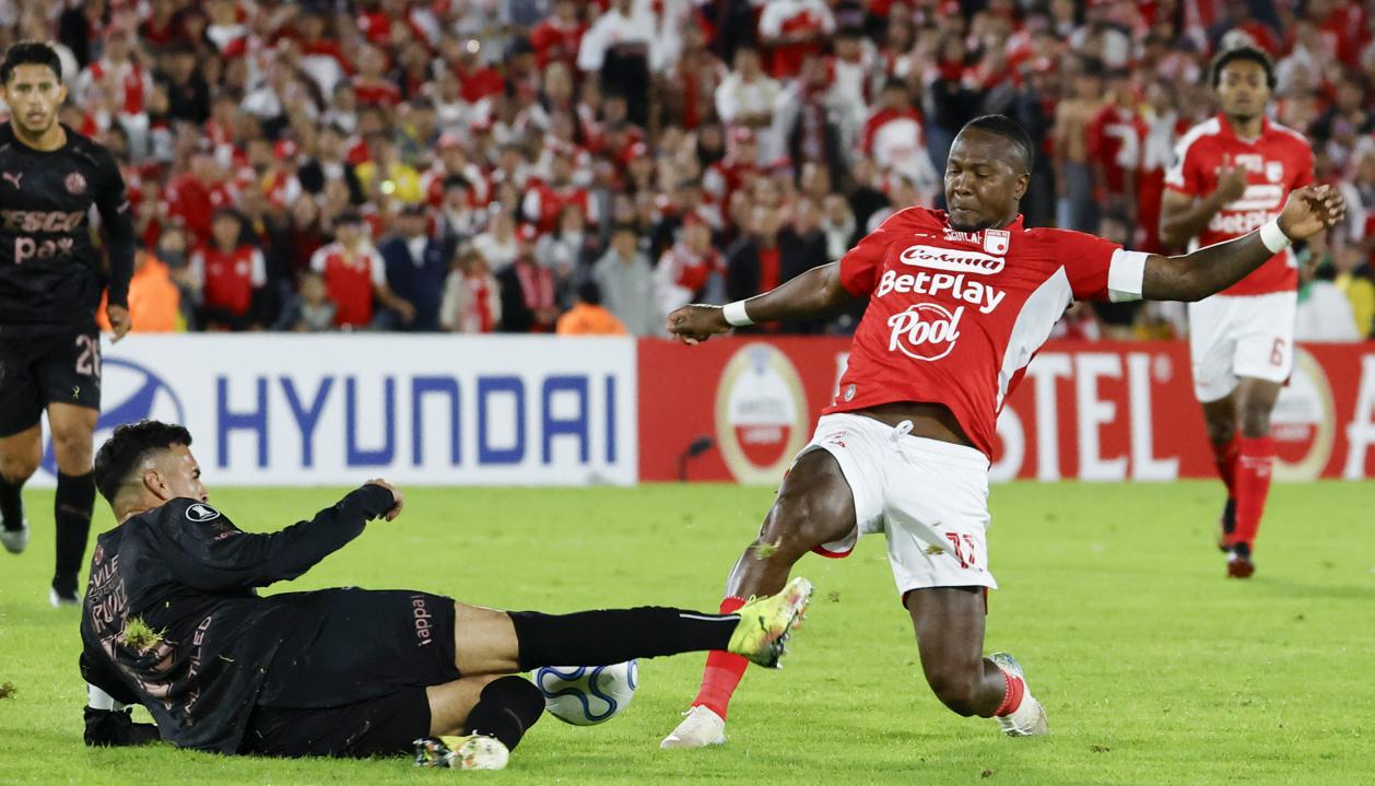 Hugo Rodallega, autor del segundo gol de Santa Fe, disputa la pelota con Ignacio Vázquez, de Platense.