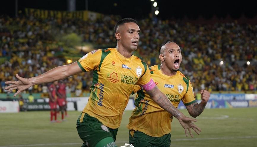 Mauro Manotas y Jarlan Barrera celebran el gol del triunfo del Real Cartagena.