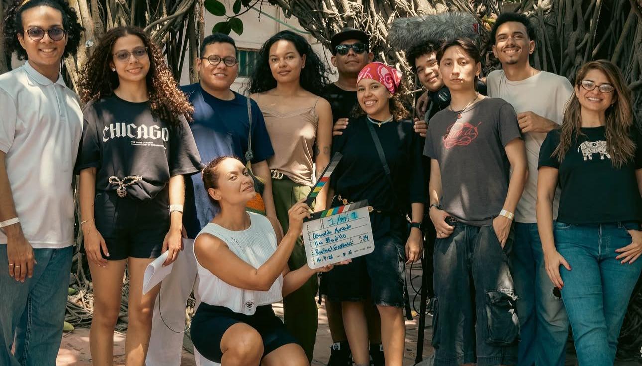 Liannys Badillo, guionista y directora del cortometraje junto al equipo de trabajo. 