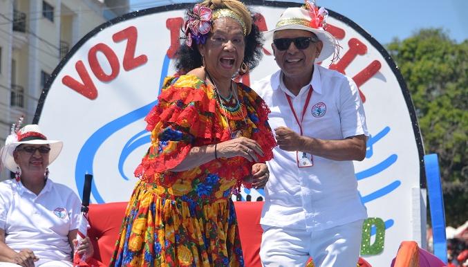La folclorista Totó 'La Momposina' junto al pedagogo Julio Adán Hernández.