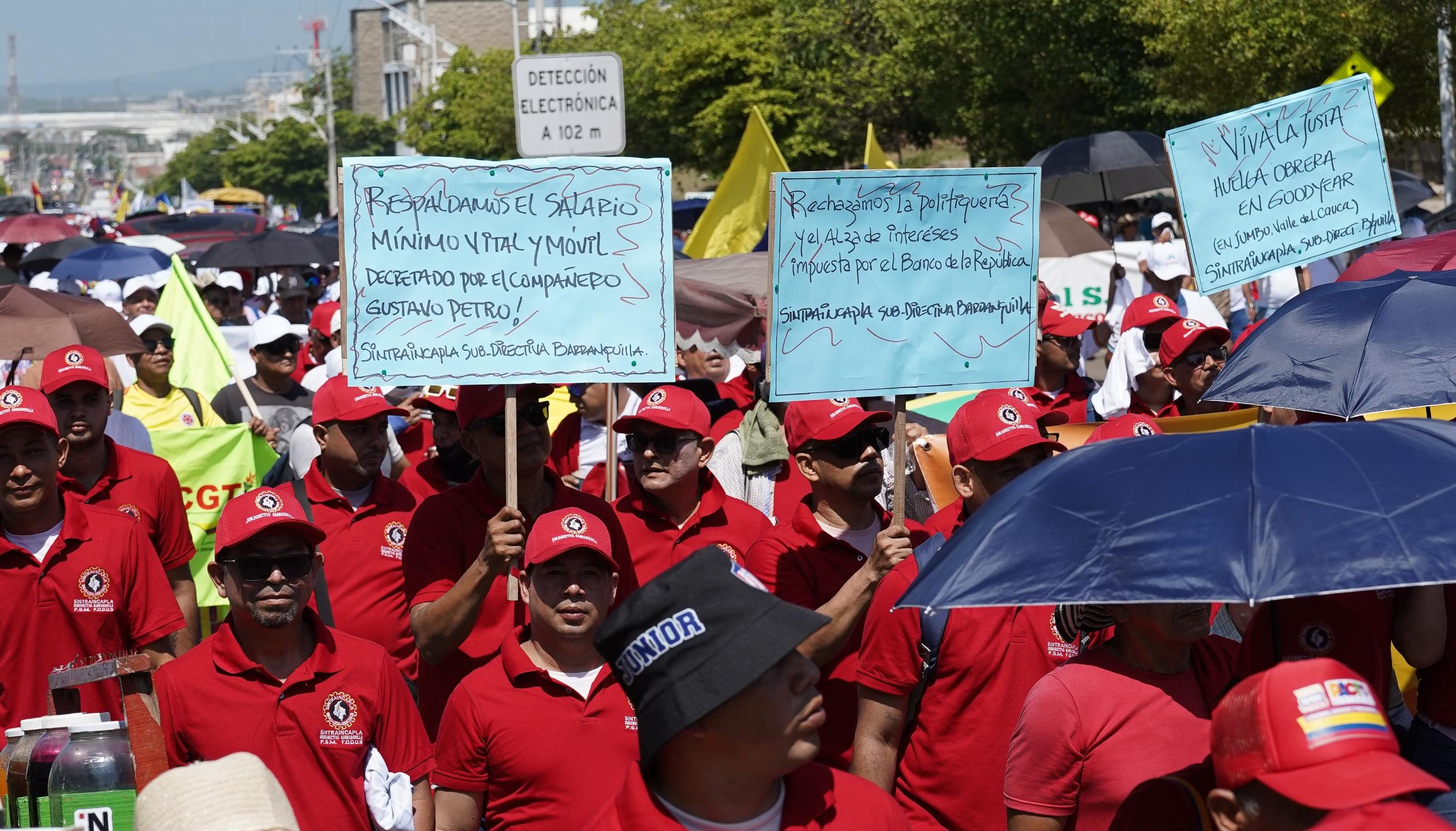 Con pancartas los asistentes manifestaron su respaldo a las reformas sociales. 