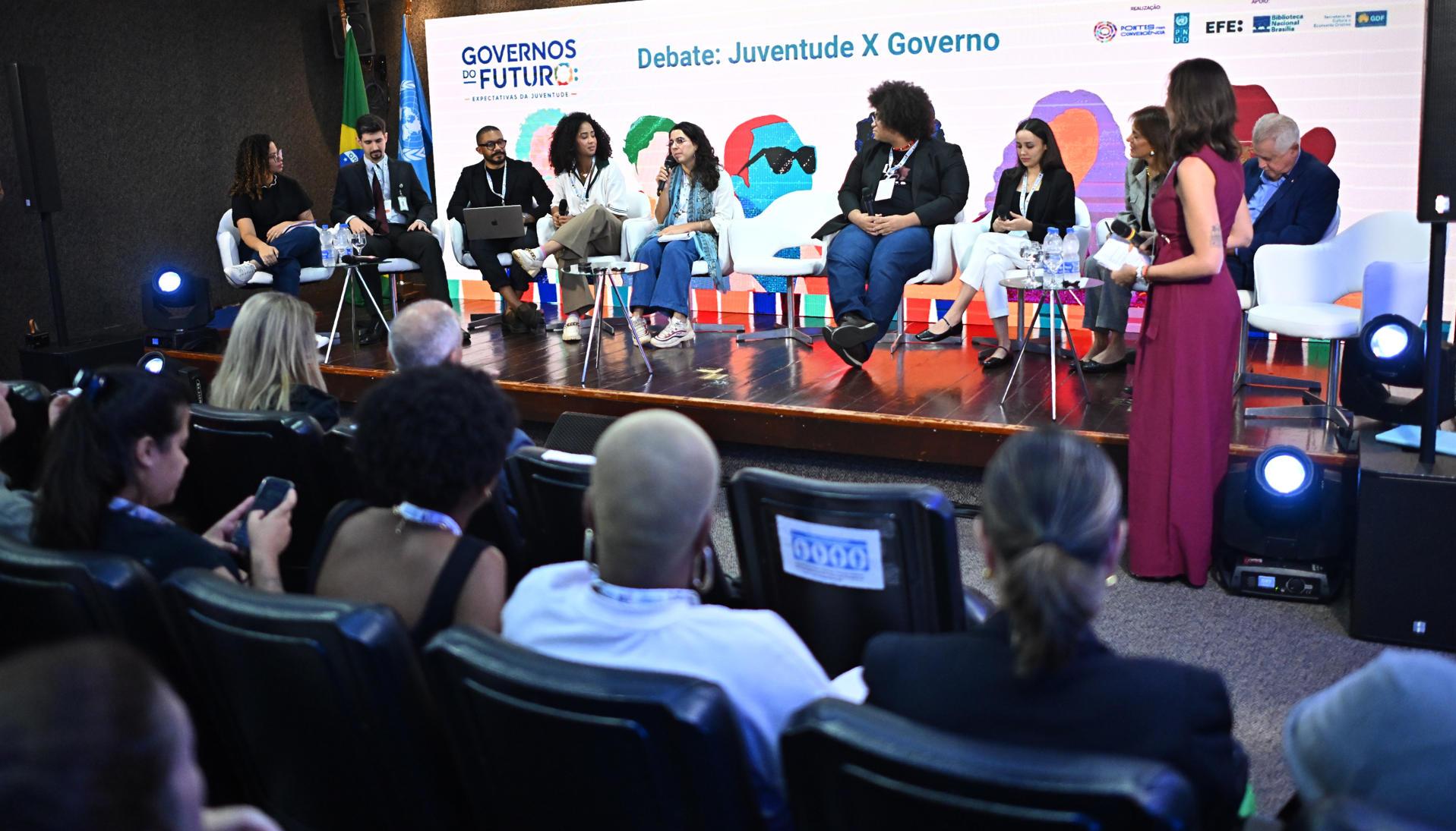 Jóvenes participan en el evento 'Gobiernos del futuro: expectativas de la juventud'.