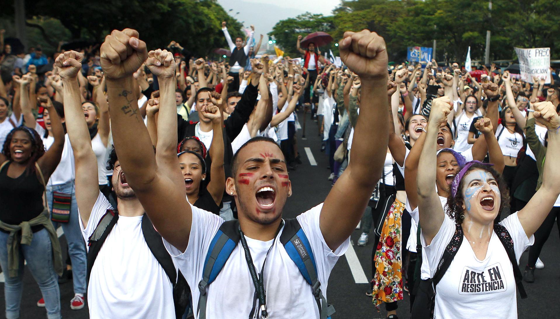 Colombianos se alistan para una jornada de votación. 