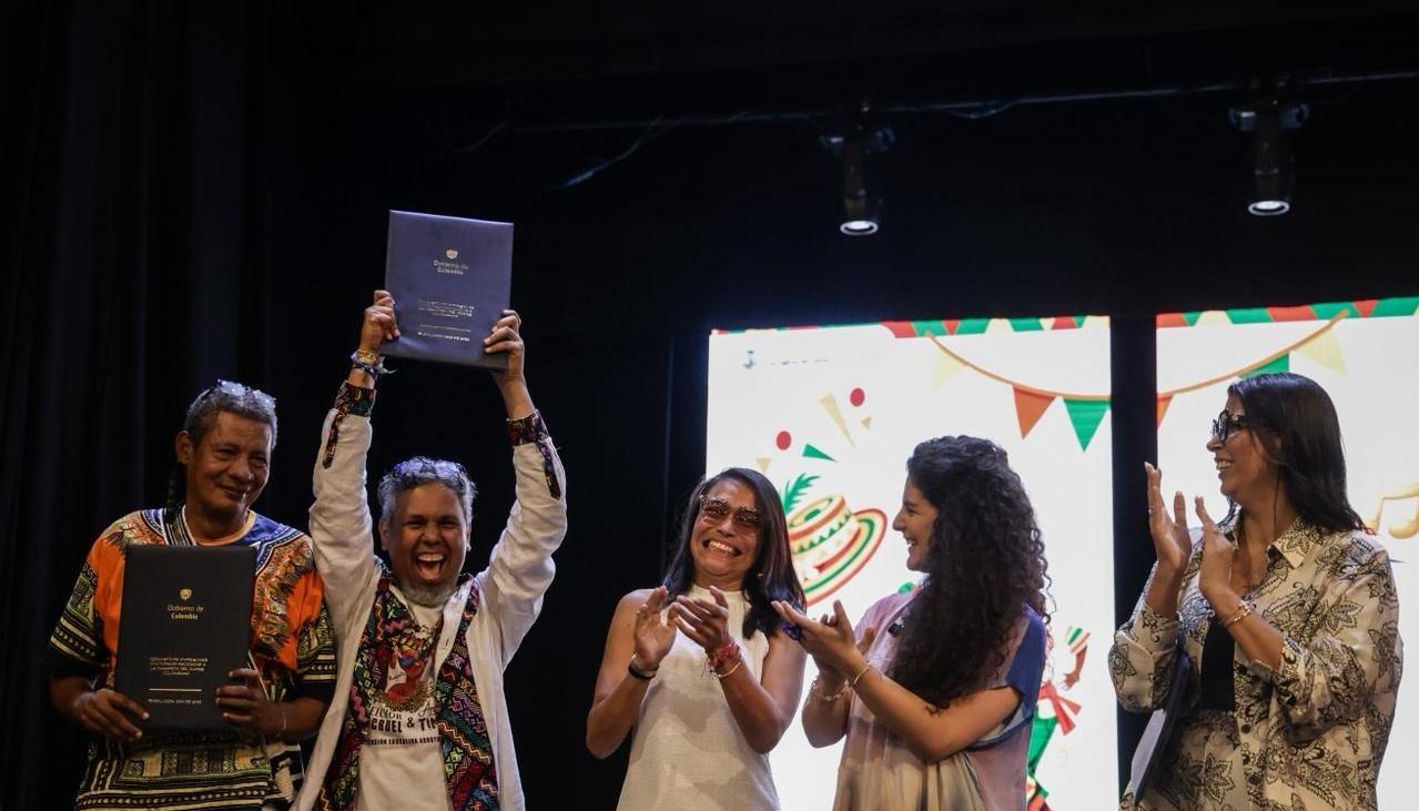 Representantes de la comunidades recibiendo la resolución. 