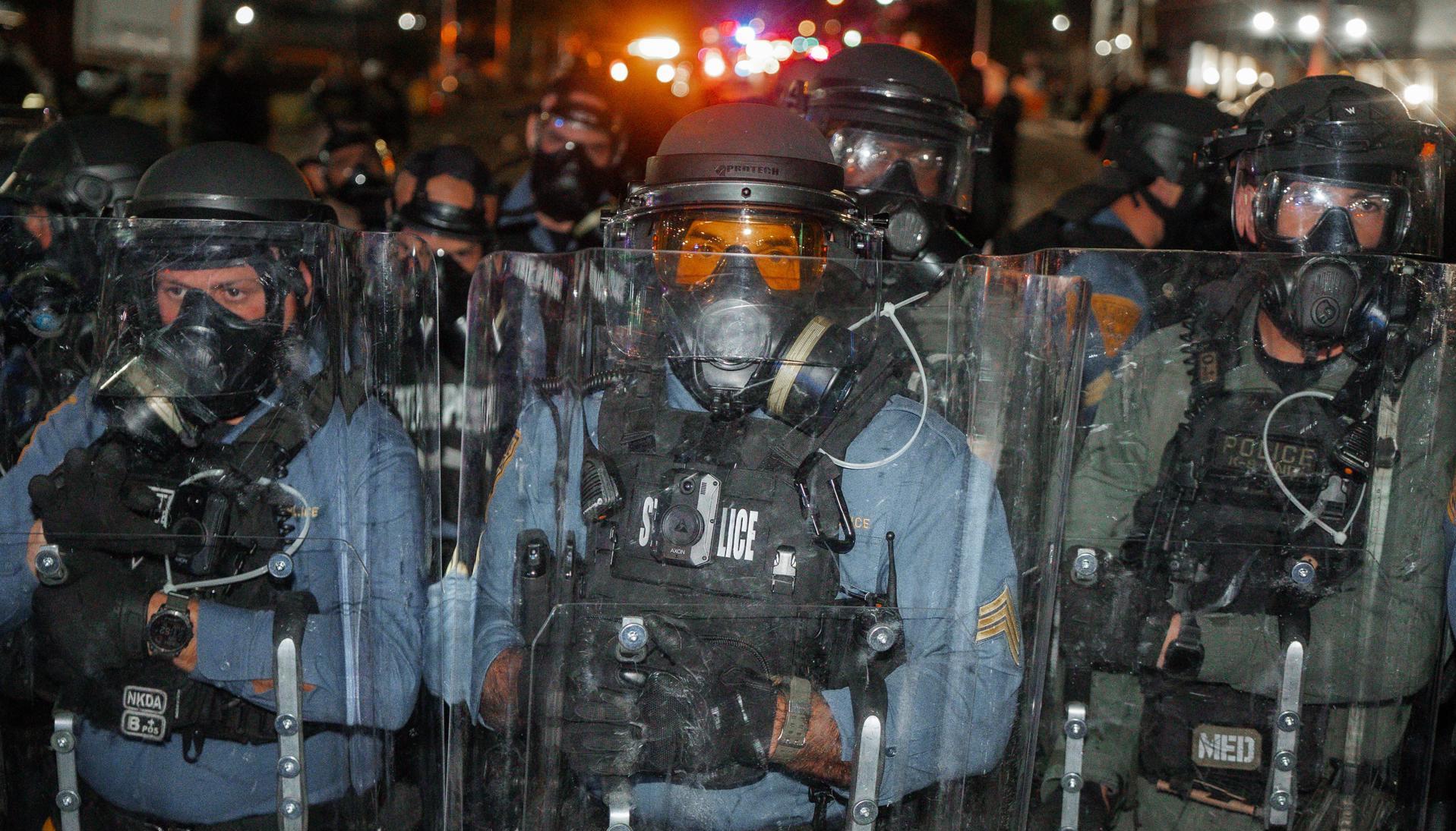 Los aledaños del centro de detención de inmigrantes Delaney Hall en Newark, Nueva Jersey, vivieron el sábado una tensa jornada.