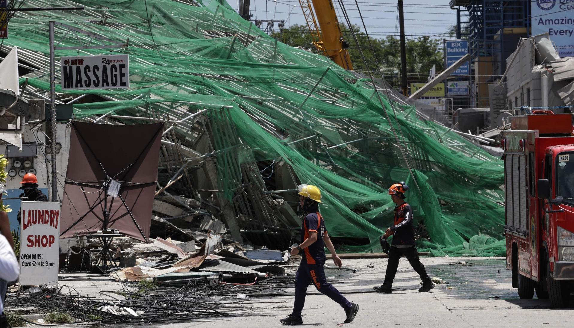 Equipos de rescate buscan supervivientes tras el colapso.