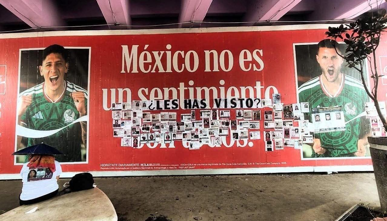 Familias de desaparecidos en México pegan fichas de búsqueda en el Estadio inaugural del Mundial.