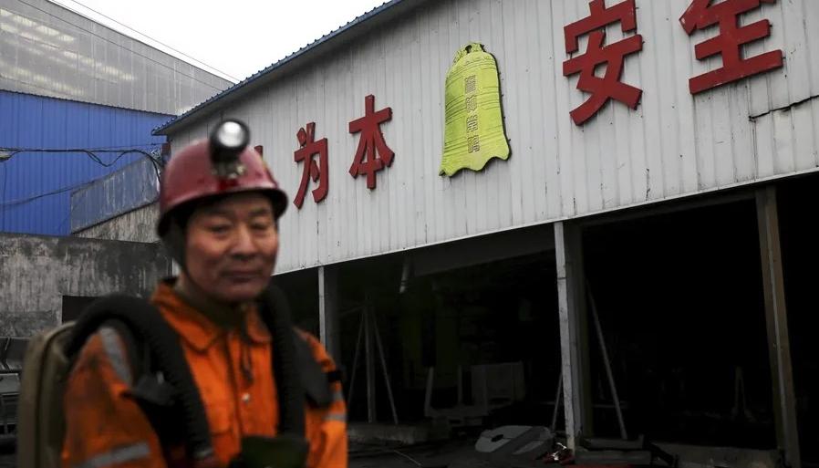 Un miembro de los servicios de rescate en una mina de carbón de la provincia central de Henan.