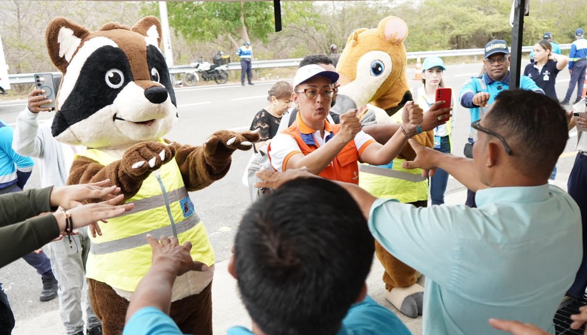 Actividad pedagógica de la ANSV en el peaje de Puerto Colombia, en Atlántico.