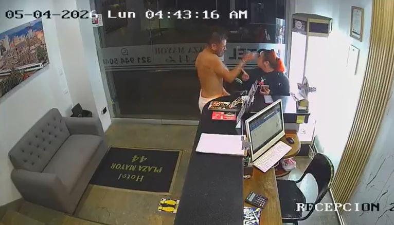 Huésped agrede a empleada de hotel en Medellín.