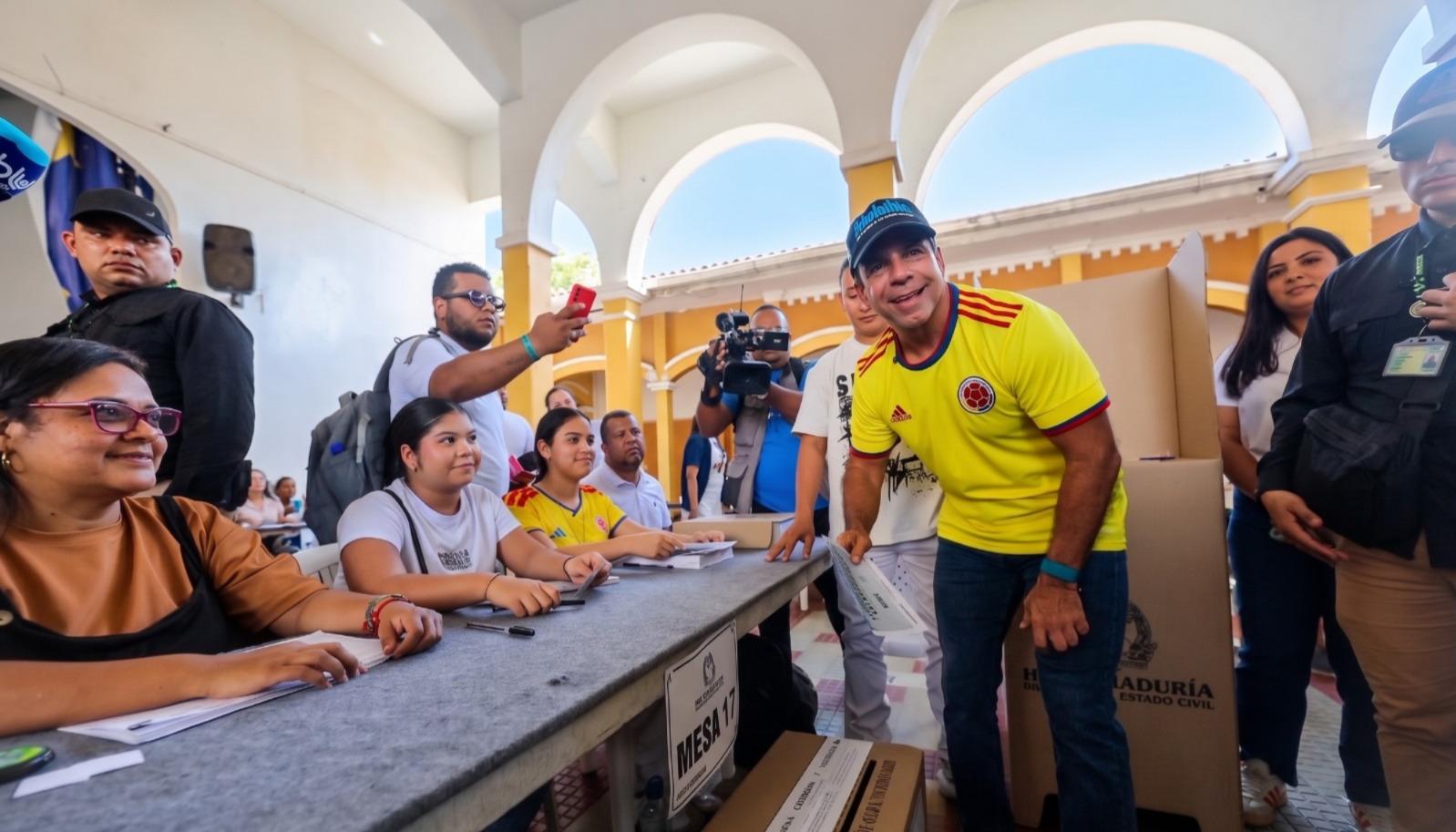 El alcalde Alejandro Char a su arribo a su puesto de votación. 