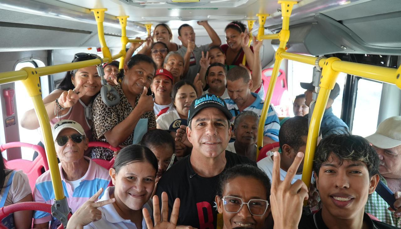 El alcalde Alejandro Char con la ciudadanía en un articulado de Transmetro. 