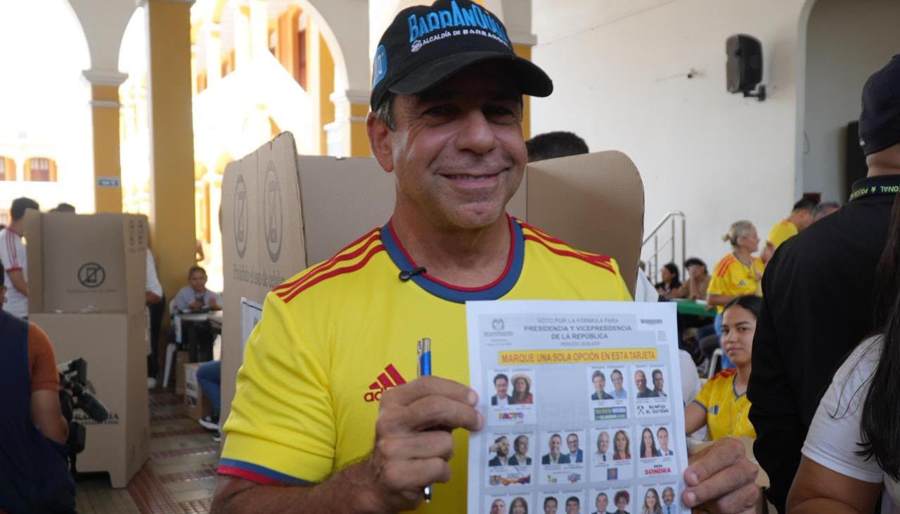 El alcalde Alejandro Char a su arribo a su puesto de votación. 