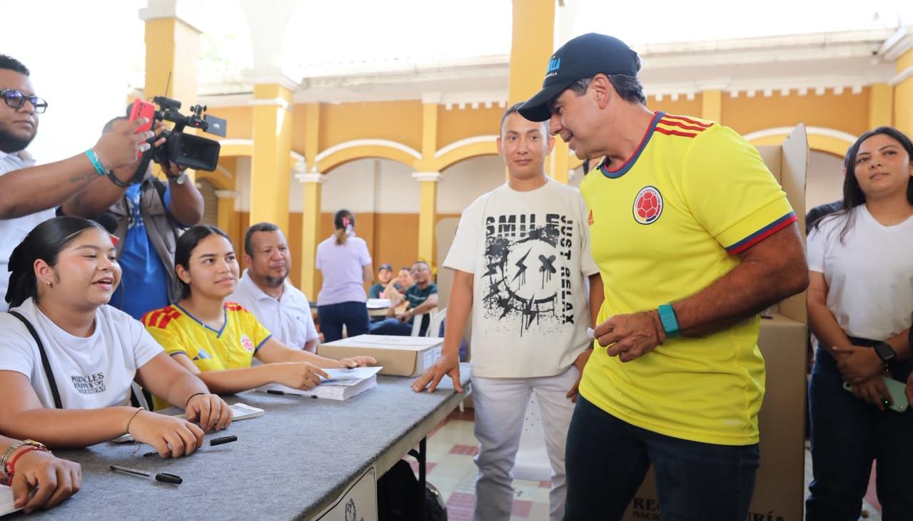 Alejandro Char depositando su voto