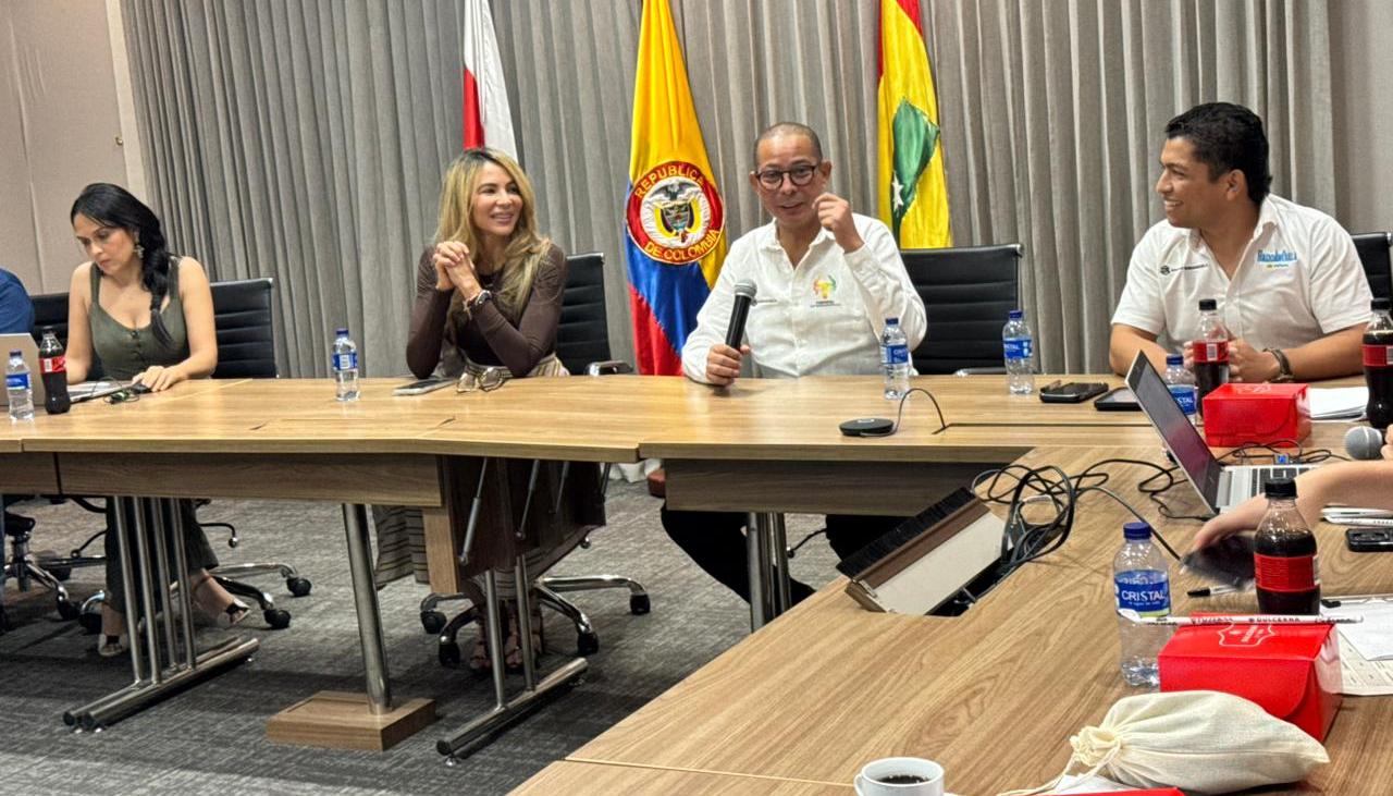 La gerente de Ciudad, Ana María Aljure; el director de Carnaval SAS, Juan Carlos Ospino y el secretario de Cultura (E) Johnny Vizcaíno.