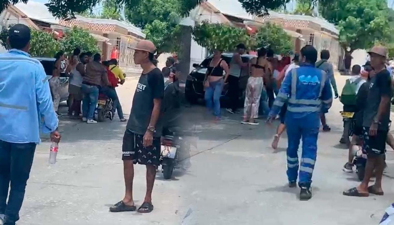 Momento en que una de las víctimas era auxiliada por personas del sector. 