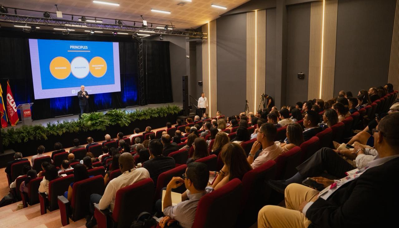 Apertura oficial del evento en el auditorio de la Universidad de La Costa. 